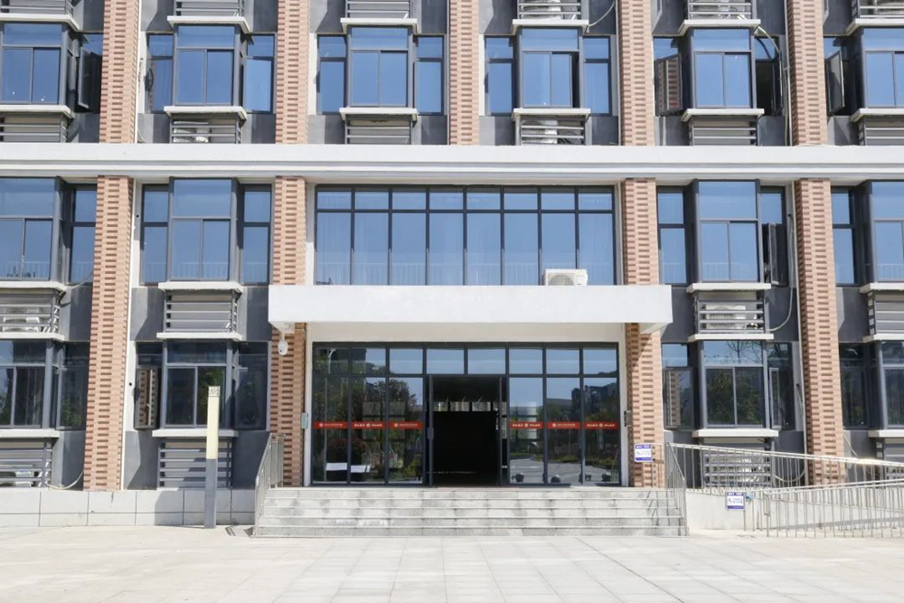 ec3fafba50d542e0b77439e4ae423c38