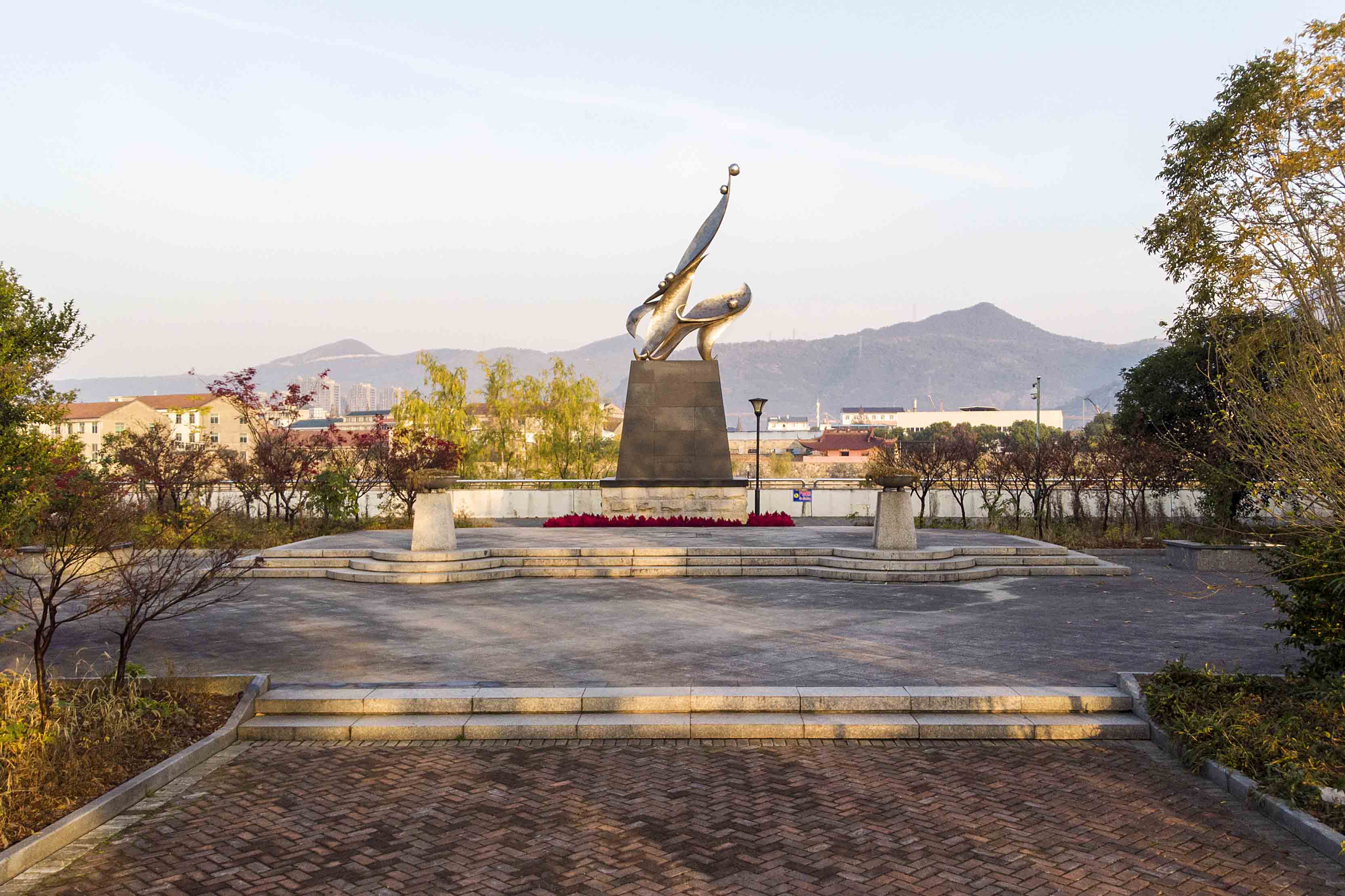 6371468299507257814559215