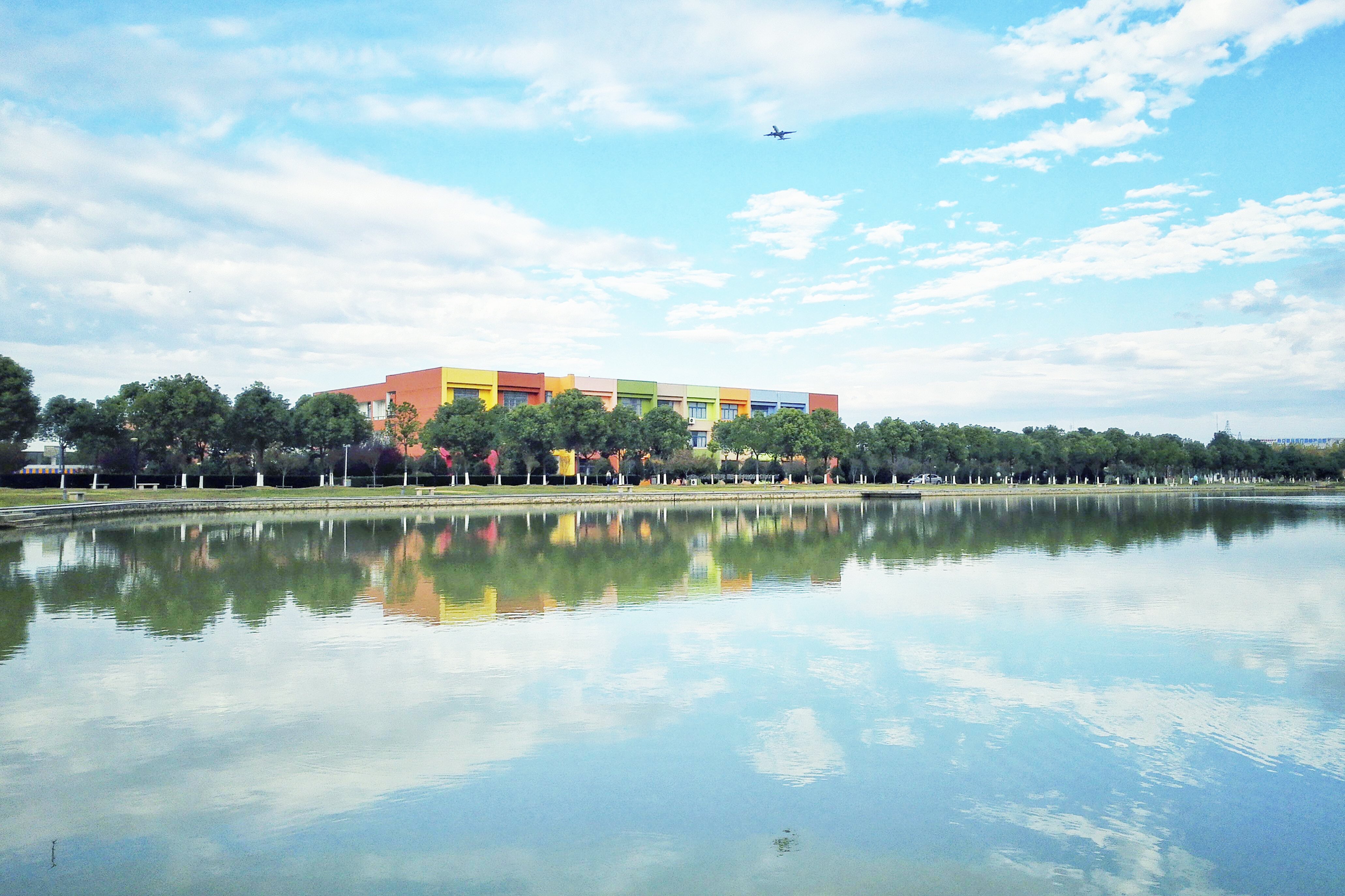 校园湖景