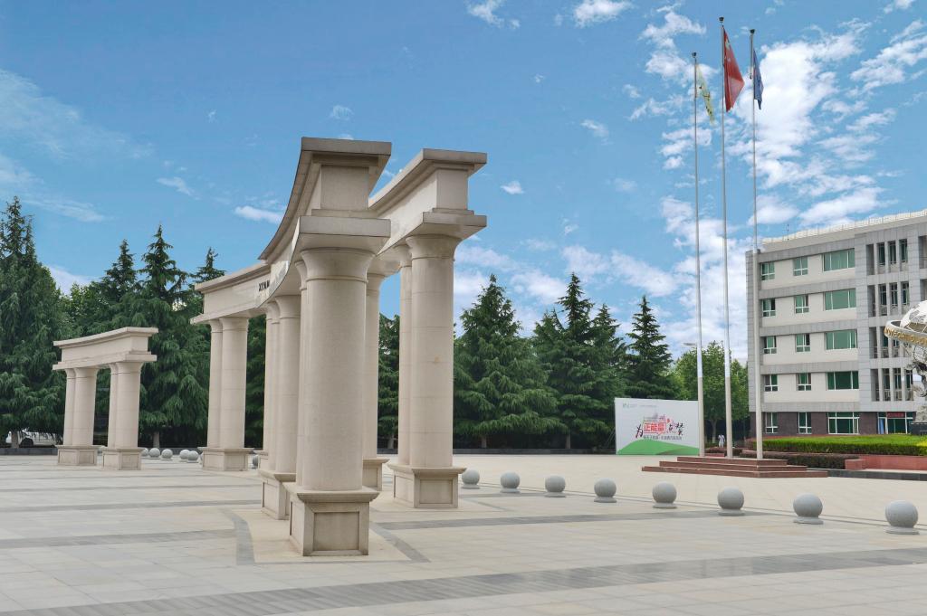 狄寨原校区里广场