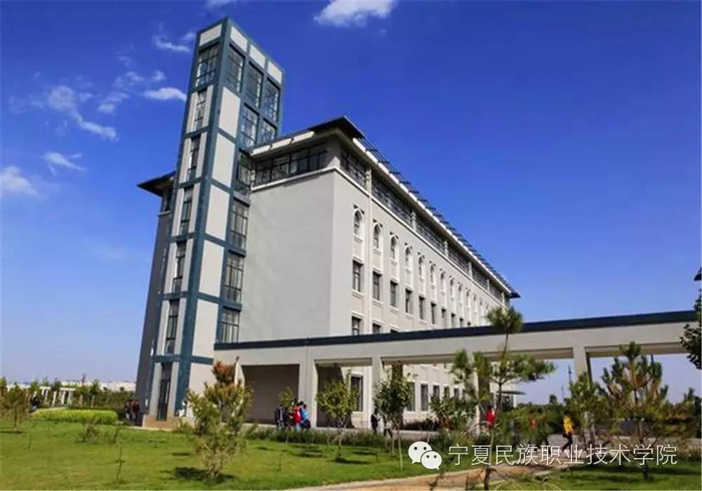 学院教育系大楼